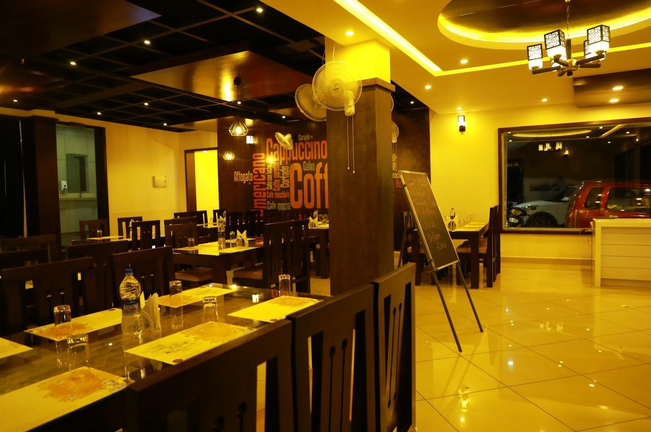 Wayanad Royal Crown Hotel Калпата Екстериор снимка