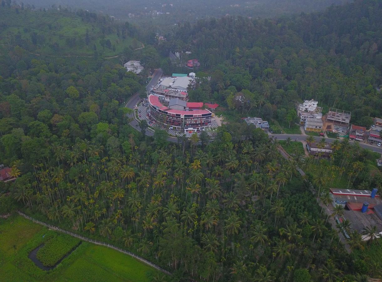 Wayanad Royal Crown Hotel Калпата Екстериор снимка