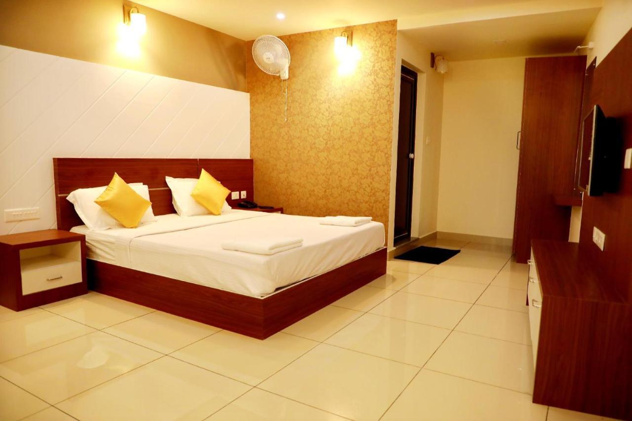Wayanad Royal Crown Hotel Калпата Екстериор снимка